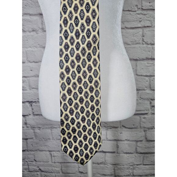 Pierre Cardin Mens 100% Silk Tie Lovely Pattern EUC 59" x 3.5" - Picture 5 of 5